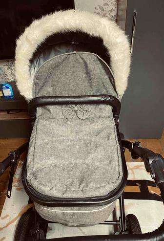 Продам коляску трансформер 3 в 1 в хорошем состоянии ,чистенькая Вымытая