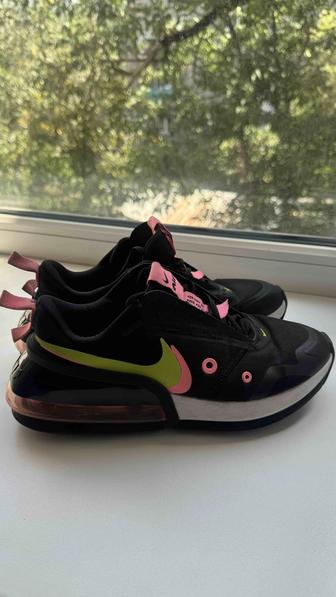 Продам оригинальные кроссовки 
Nike Air Max Up