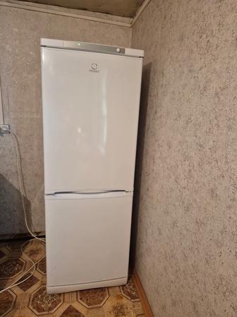 Продам холодильник Indesit