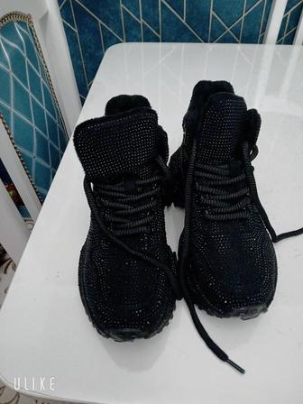 Продам зимние кроссовки