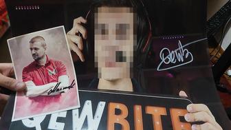 Автографы Кьюбайта и Мормека с комиккона 2025 года