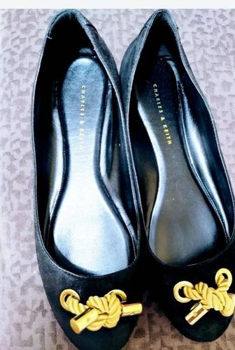Продам классические туфли- балетки Charles Keith