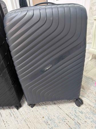 Продам чемоданы на колесиках