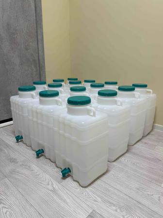 Продам пластиковые емкости с краном (20 литров)