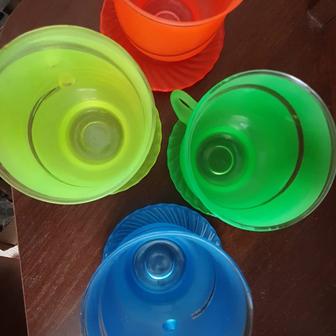 Цветные чашки с блюдцами за все