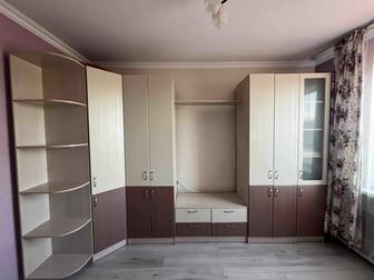 Продаю большой шкаф и стол на две персоны