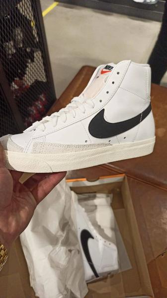 Кроссовки Nike W BLAZER MID 77 VNTG