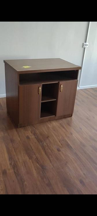 Срочно продам мебель - 2 стола и шкаф