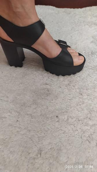 Продам женские босаножки на платформе 4см, каблук 10см, натуральная кожа