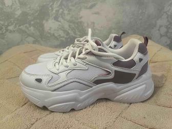 Продам женские новые кроссовки