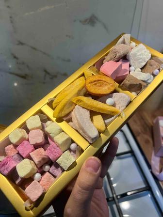 Сублимированный мороженое и фрукты в наличии есть. Клубника в шоколаде.