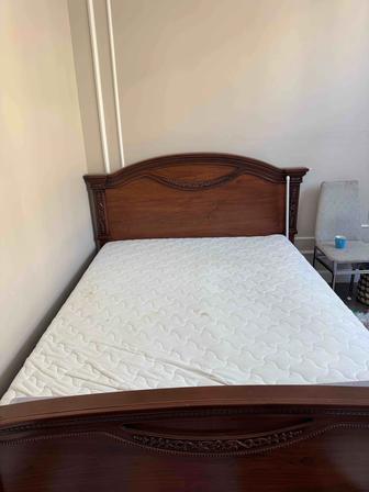 Продам двухспальную кровать с матрасом
