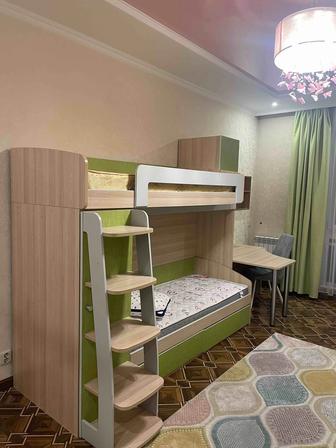 Продам двухярусную детскую кровать со шкафом и столиком.
