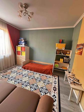 Детская кровать с полками