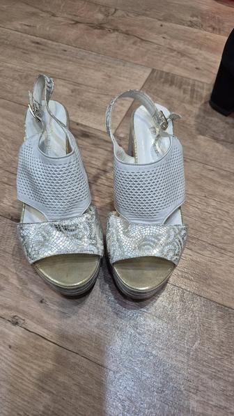 Продам босоножки