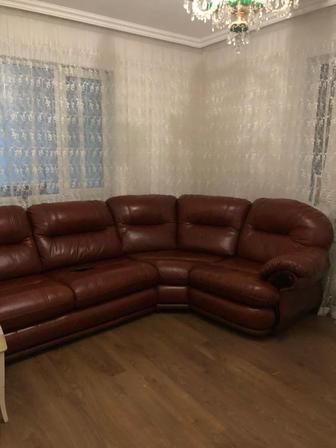 Кожаный диван