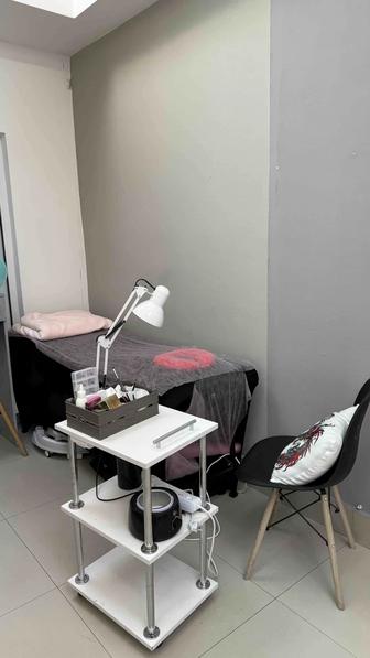 Сдается кушетка и визажный стол в аренду