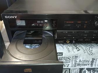 Кассетная дека с компакт проигрыватель дисков Sony.