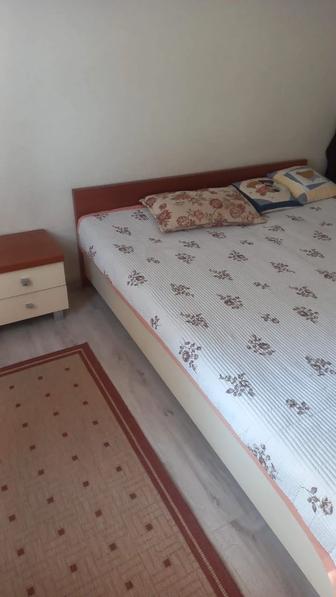 Срочно продается кровать и 2 тумбочки