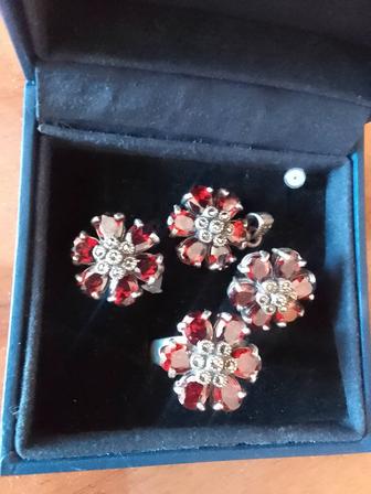 Серебряный набор с гранатами