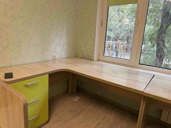 Продам кровати детские и столы угловые со шкафчиками