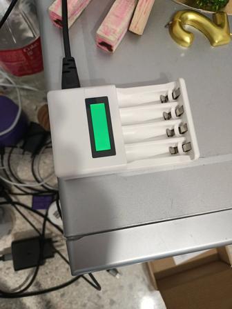 Продам зарядное устройство для заряжаемых батареек АА и ААА