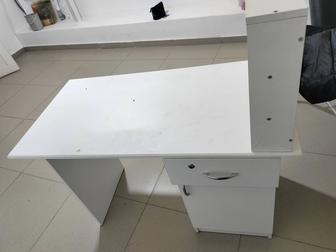 Маникюрный стол