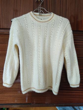 свитер ручной вязки из полушерстяной пряжи