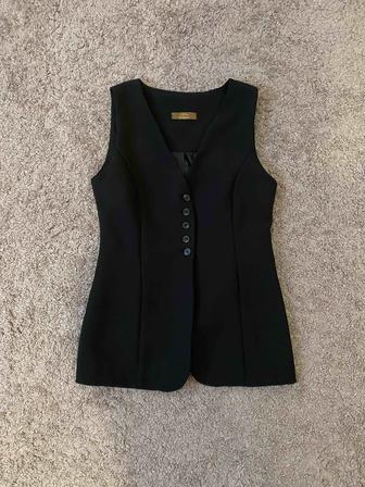 Приталенная жилетка с завязками