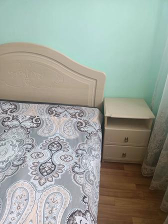 Кровать с матрасом и прикроватной тумбочкой