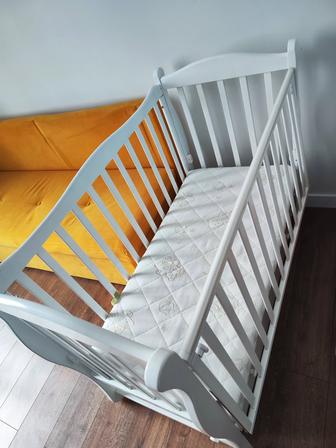 Продам кроватку, в идеальном состоянии, с маятником, с орто матрасом.