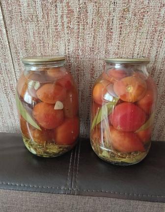 Домашние соленые огурцы и помидоры.