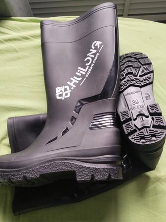 Продам резиновые сапоги новые размер 39