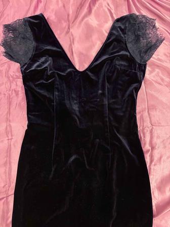 Платье бахатное ниже колена с декольте