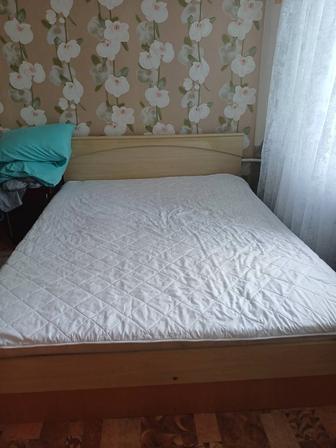 Продам двуспальную кровать с матрасом
