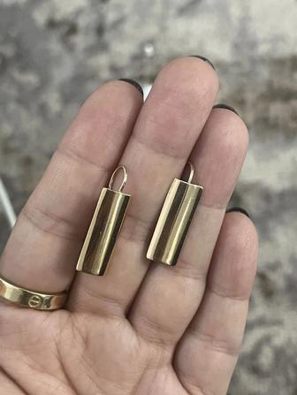 Продам золотую сережку