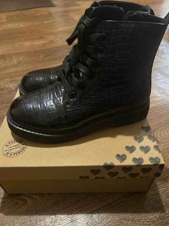 Продам ботинки женские