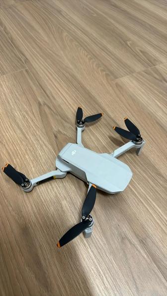 Продаю Дрон DJI Mini 2 SE белый