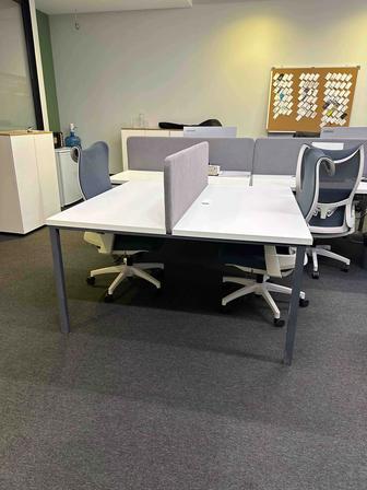Продам офисный стол со стульями