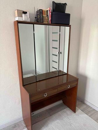 Туалетный столик с зеркалом