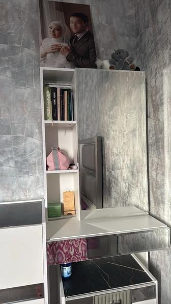 Туалетный столик с шкафом рядом