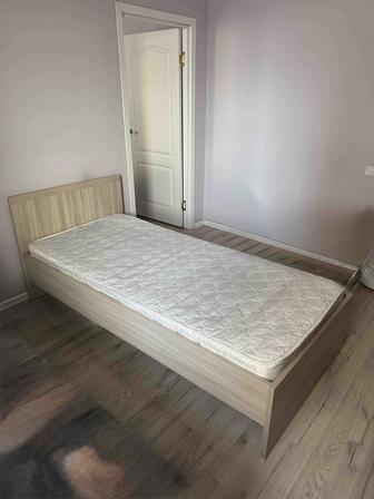 Продам кровать с матрасом
