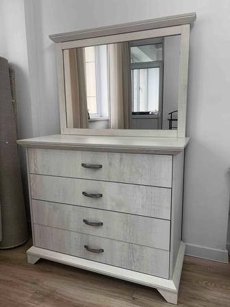 Комод с выдвижными ящиками