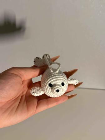 вязанный тюлень брелок