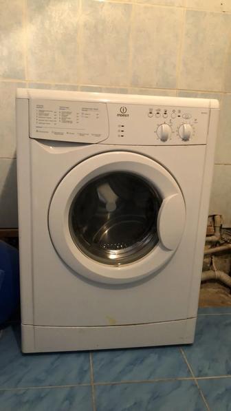 Стиральная машина Indesit WIUN103 3,5 кг в рабочем состоянии