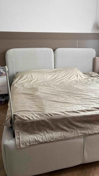 Продам двуспальную кровать с матрасом