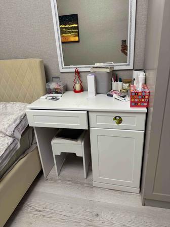 Стол в комплекте зеркало и стул