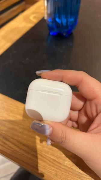 Продам Airpods 4 с одним наушником