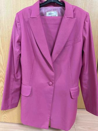 Продам стильный брючный костюм