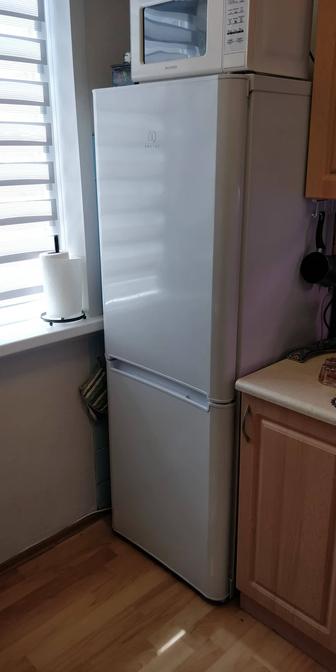 Холодильник indesit